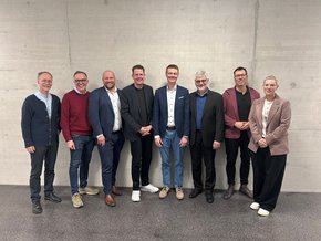 1. Niederbayerische Gerinnungssymposium (© Klinikum Straubing) Nur Prof. Jacob in Anzug, schwarz mit blauem Hemd, die anderen meistens mit Sakko und legerer Hose, alle lachend.