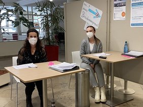 Franziska Beck (rechts) mit Kollegin am Arbeitsplatz des Besuchermanagements
