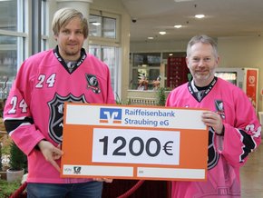 Foto von Eishockeyspieler Andreas Niemeier (links) und Privatdozent Dr. Jochen Grassinger, Direktor des Onkologischen Zentrums