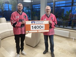 Spende RSC Pillnach (© Stefania Rausch) Foto vom Eishockeyspieler Stefan Braun (links) und Prof. Dr. Jochen Grassinger (Direktor des Onkologischen Zentrums)
