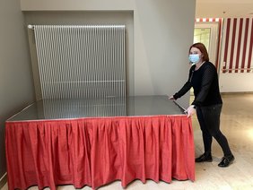 Die Hauswirtschaft betreut auch den Veranstaltungsservice. Dieser richtet sich neben Patienten auch an Besucher und Mitarbeitende. Sobald bei einer Veranstaltung die Bewirtung erforderlich wird, ist unsere Hauswirtschaft zusammen mit der Küche miteinge (StefaniaRausch) Die Hauswirtschaft betreut auch den Veranstaltungsservice. Dieser richtet sich neben Patienten auch an Besucher und Mitarbeitende. Sobald bei einer Veranstaltung die Bewirtung erforderlich wird, ist unsere Hauswirtschaft zusammen mit der Küche miteingebunden. Sei es „nur“ um Kaffee und Kaltgetränke bereitzustellen oder auch um große Veranstaltungen, wie z.B. die Einweihungsfeier oder die vorweihnachtliche Feier zu betreuen. Den großen Servierwagen flink durch die oftmals engen Passagen des Klinikums zu navigieren erfordert Geschick und Übung.
