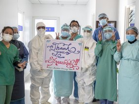 Prof. Ram Gurung (5.v.l.) und sein Team vom Dhulikhel Hospital (© Dhulikhel Hospital) Prof. Ram Gurung (5.v.l.) und sein Team vom Dhulikhel Hospital bei Kathmandu