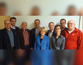 Bild der Akteure des Herzinfarktnetzes Niederbayern-Mitte: Christian Ernst, ärztlicher Leiter Rettungsdienst im Rettungsdienstbereich Straubing, Dr. Florian Brattinger (Klinikum Straubing), Dr. Albert Solleder (Gesundheitsregion plus Straubing), Dr. Werner Schmid (Klinik Mallersdorf), Dr. Regine Langer-Huber (Gesundheitsregion plus Straubing), Prof. Dr. Sebastian Maier, Dr. Heidi Hrabetz (beide Klinikum Straubing), Dr. Dionys Daller (Klinik Bogen) und Martin Schmauser (BRK Straubing). 