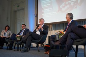 Prof. Dr. Sebastian Maier Podiumsdiskussion Residenz München (© Bayerisches Gesundheitsministerium)