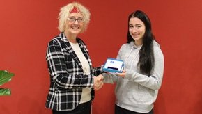 Foto von Schulleiterin Lydia Edelmann-Füg und Gewinnerin Sabrina Artmann