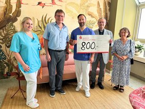 Fotot der Spendenübergabe für die Palliativstation