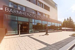 Klinikum Straubing (© Johannes Lehner) Foto des Eingangs vom Klinikum Straubing