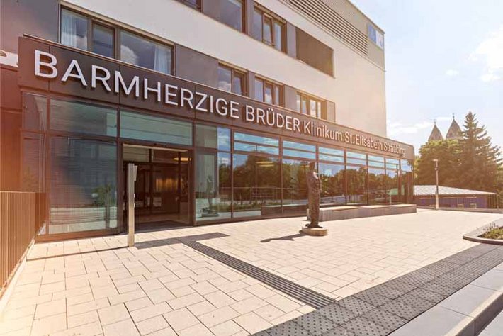 Klinikum Straubing (© Johannes Lehner) Foto des Eingangs vom Klinikum Straubing
