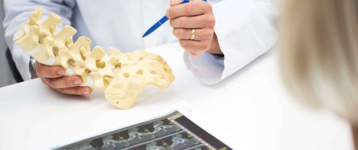 Foto einer Beratung in der Neurochirurgie zum Thema Wirbelsäule