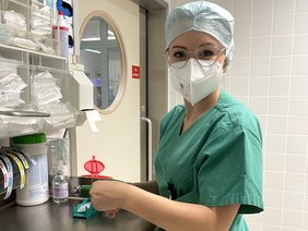 Nadine Pertler während ihrer Ausbildung zur Anästhesietechnischen Assistentin