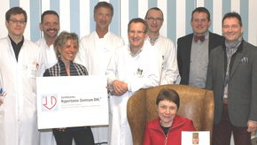 Team Hypertoniezentrum Straubing (© Ursula Eisenmann) Foto der Mitglieder des Hypertoniezentrums Straubing, die sich gemeinsam über die Auszeichnung freuen (v. l.): Dr. Roman Nester (Neurologie), Dr. Werner Schmid (Kardiologie), Dr. Birgit Großer (Endokrinologie), Dr. Hannes Häuser (Radiologie), Prof. Dr. Sebastian Maier (Kardiologie), Dr. Carsten Scholz (Gynäkologie), Focusärztin Prof. Dr. Marianne Haag-Weber (Nephrologie), Markus Geyer (Nephrologie), Dr. Jörg Horcher (Kinderheilkunde)