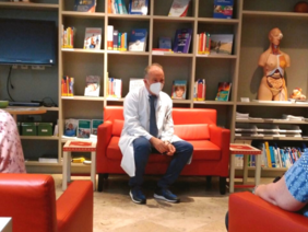 Foto von der Chefarzt-Infostunde mit PD Dr. Christian Gilfrich
