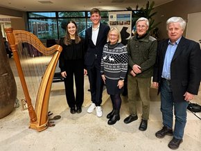 (©Förderverein) Bild zeigt von links nach rechts: Lea Fuchs, Julius Hubl, Ursula Urban, 2. Vorsitzender PD Dr. Hans Vogel, Dieter Sosnowski