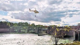 Außergewöhnliche Hubschrauberrettung (© Paul Schubert) Foto der Hubschrauberrettung am Stauwehr