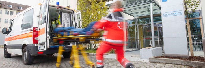 Notfallzentrum (© Manfred Bernhard) Foto mit Krankenwagen