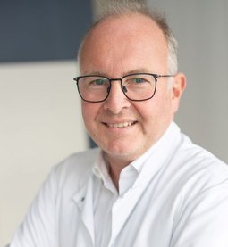 Portrait von PD Dr. Christian Gilfrich, Chefarzt Klinik für Urologie