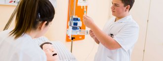 Foto vom Training an der Simulationspuppe von Krankenpflegeschülern