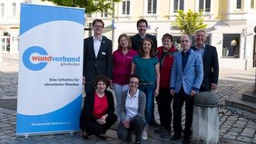 Das Bild zeigt die Gründungsmitglieder des neuen Wundverbunds Gäuboden mit Vorsitzendem Dr. Christoph Weber (2.v.r.), Leiter der Sektion Gefäßchirurgie am Klinikum St. Elisabeth. 