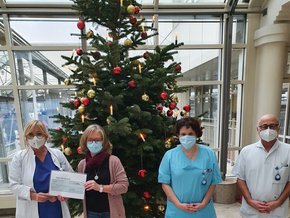Großzügige Spende für die Palliativstation (© Stephan Bielmeier) Bild von Dr. Carmen Müller, leitende Ärztin Palliativmedizin zusammen mit Ulrike Dankesreiter, stellv. Stationsleitung Palliativstation und Stationsleiter Peter Oberberger und Sandra Bogner von BMS Maschinenbau.