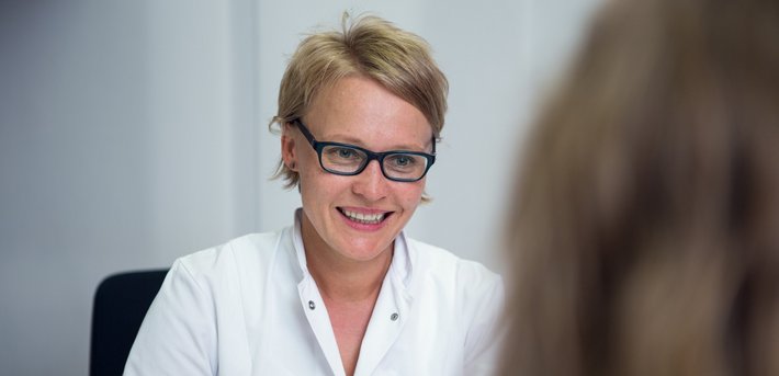 Informationsgespräch (© Johannes Lehner) Bild einer Ärztin im Gespräch
