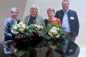 Palliativmedizin Gefäßchirurgie (© Sabine Muck) Alle vor einem Klavier, die Damen links mit großen Blumensträußen, zwei mit kurzen Haaren, alle lächelnd.