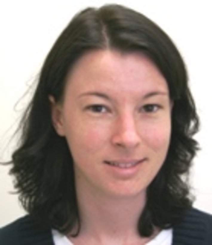 Portrait von Manuela Schötz, Sekretariat Klinik für Hals-, Nasen-, Ohrenheilkunde | Kopf-, Hals- und Plastische Gesichtschirurgie