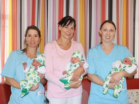 Foto der Silvesterbabys 2024/2025 mit Hebamme und Kinderkrankenschwestern