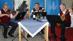 Eggenfeldener Schrammeln (© H. Mesesrschmitt) Auf dem Bild zu sehen: Karl Neuwirth, Sigi Praxl und Gregor Geiger