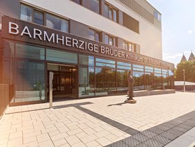 Foto des neuer Eingangs des Klinikums Straubing