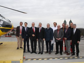Besuch Innenminister Telenotarzt (© Ursula Eisenmann) Foto vom Besuch des Innenministers Herrmann für den Telenotarztstandort auf dem Hangar