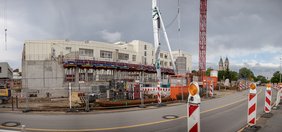 Das Foto zeigt den Neubau des Eingangsbereichs
