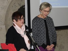 Patiententag (© Franz Stierstorfer) Das Foto zeigt die Patientenfürsprecherinnen Brigitte Messerschmitt und Ursula Deser bei ihrem Vortrag.