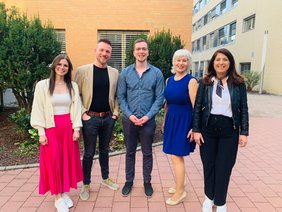 Die Absolventen der Intensivstation Tammy Blüml, Alexander Kaiser und Dominik Steubl und Birgit Dullinger (rechts) sowie Katrin Stibbe (Anästhesie, zweite von rechts) freuen sich über ihren erfolgreichen Abschluss der Fachweiterbildung. 