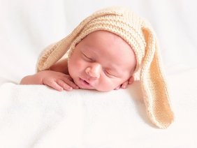 Osterbabys 2021 (©pixabay) Das Bild zeigt ein Baby mit Osterhasenohren