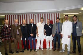 Gruppenbild von: Klaus Büchel und Kurt Imhof (beide Selbsthilfegruppe Deggendorf), Alfons Swaczyna (Procas Regensburg), Dr. Christian Gilfrich, Chefarzt der Klinik für Urologie, Leitender Oberarzt Prof. Dr. Matthias May, Leitender Oberarzt Dr. Johannes Moersler, stellvertretender Leiter des Onkologischen Zentrums Dr. Christopher Haberl, Facharzt für Strahlentherapie im MVZ am Klinikum Dr. Kilian Koch und Psychologe Sebastian Nagler von der Psychoonkologie. 
