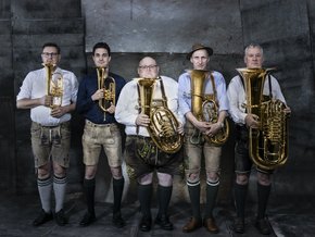 (©Hubert Lankes) Das Bild zeigt die 5 Musikanten der „Schlenkerer“ mit ihren Instrumenten