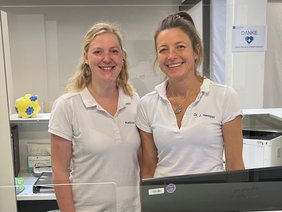Foto von Dr. Julia Hempel (rechts), Leiterin der Impfstation und ihre Stellvertreterin Kathrin Fink 