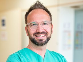 Daniel Zollner ist seit Oktober 2023 der neue Gesamtleiter Pflege OP-Bereiche (©Johannes Lehner) Daniel Zollner ist seit Oktober 2023 der neue Gesamtleiter Pflege OP-Bereiche