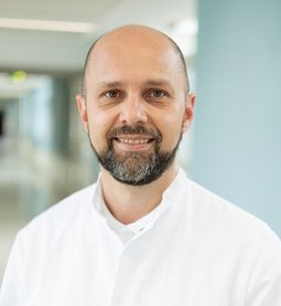 Portrait von Prof. Dr. Antoniu-Oreste Gostian, Chefarzt Klinik für Hals-Nasen-Ohrenheilkunde 