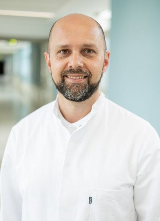 Prof. Dr. Antoniu-Oreste Gostian (© Johannes Lehner) Portrait von Prof. Dr. Antoniu-Oreste Gostian, Chefarzt Klinik für Hals-Nasen-Ohrenheilkunde