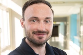 Dr. Mario Eller verstärkt seit November 2025 die Klinik für diagnostische und interventionelle Radiologie als Oberarzt. (© Johannes Lehner) Seit November zurück in Straubing: Dr. Mario Eller verstärkt die Klinik für diagnostische und interventionelle Radiologie als Oberarzt.