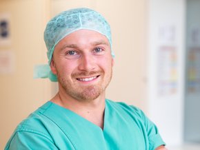 Alexander Schemp ist seit Juli der neue stellv. pflegerischer Leiter im Zentral-OP (©Johannes Lehner) Alexander Schemp ist seit Juli der neue stellv. pflegerischer Leiter im Zentral-OP