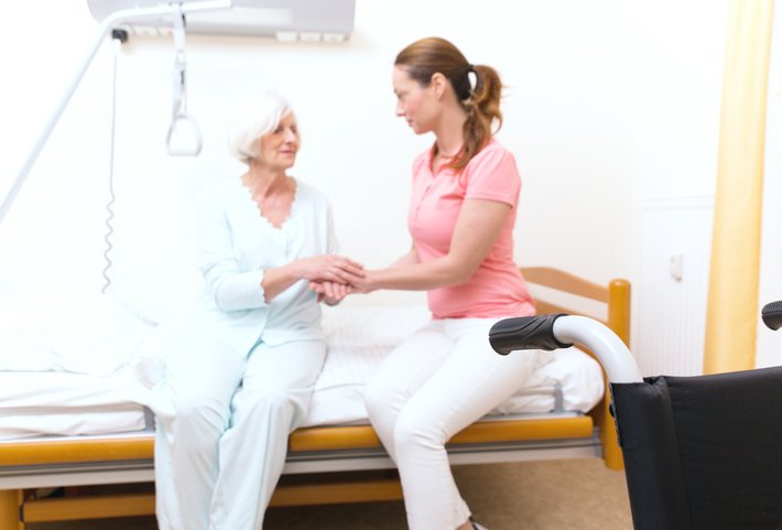 Foto einer Frau, die eine Patientin besucht