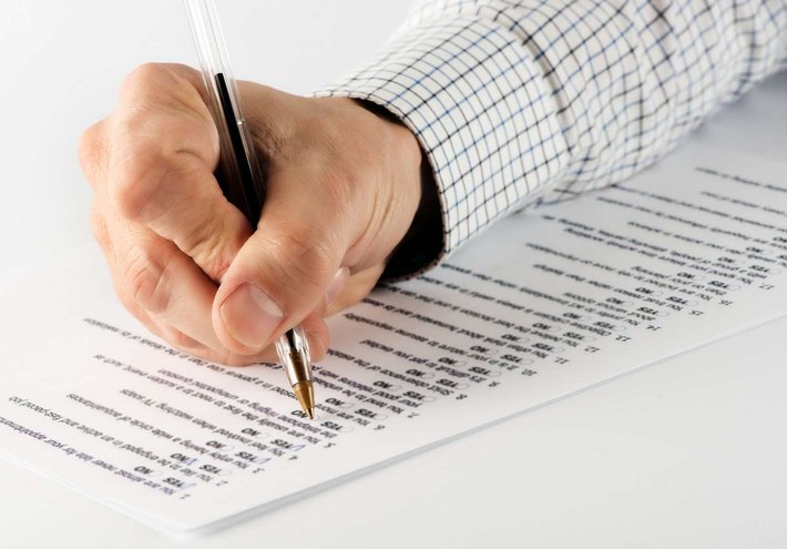 Checkliste (© no/ Fotolia) Foto einer Checkliste, die ausgefüllt wird
