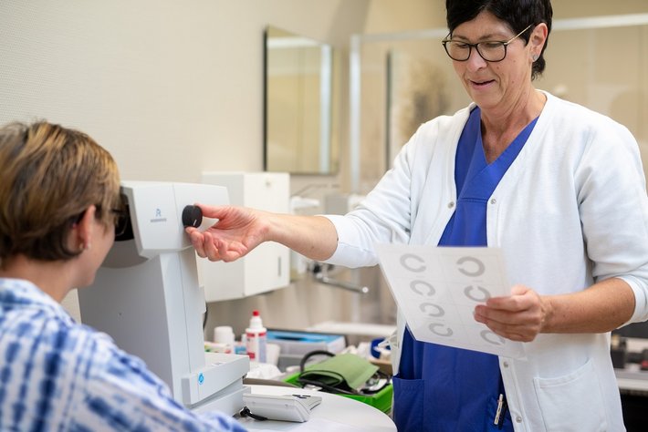 Untersuchung Betriebsmedizin (© Johannes Lehner) Foto einer Untersuchung in der Betriebsmedizin