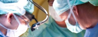 Konzentrierte Zusammenarbeit bei der Operation