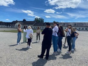 Schüler der Berufsfachschule für Pflege und Krankenpflegehilfe zu Besuch in Dachau. (@Nicole Zeugner) Schüler der Berufsfachschule für Pflege und Krankenpflegehilfe zu Besuch in Dachau.