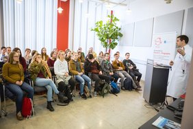 Mit Schülern des Johannes-Turmair-Gymnasiums startete das Projekt PARTY zur Unfallprävention im Klinikum St. Elisabeth. 