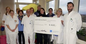 Foto der Spendenübergabe an die Palliativstation