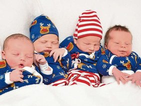 Das Foto zeigt die vier  Weihnachtsbabys 2024